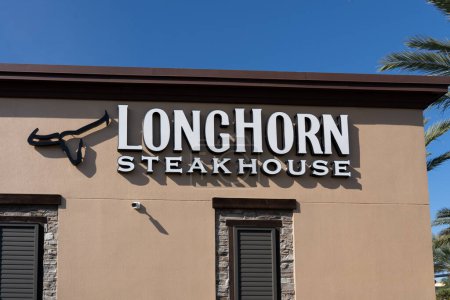 Foto de Orlando, Fl, Estados Unidos - 6 de enero de 2022: Primer plano del letrero del restaurante LongHorn Steakhouse en el edificio. LongHorn Steakhouse es una cadena de restaurantes casuales estadounidenses. - Imagen libre de derechos