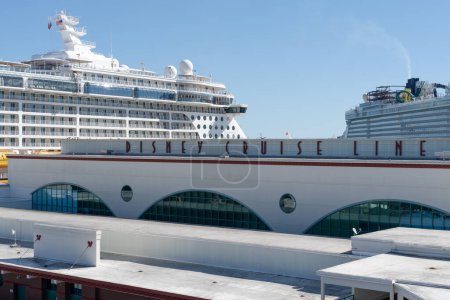 Téléchargez les photos : Cape Canaveral, Floride, États-Unis - 15 janvier 2022 : Disney Cruise Line Port Canaveral terminal en Floride, États-Unis. Disney Cruise Line est une compagnie de croisière qui est une filiale de The Walt Disney Company. - en image libre de droit