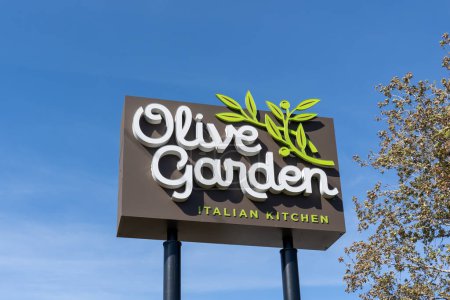 Foto de Orlando, FL, Estados Unidos - 3 de febrero de 2022: Un cartel en el restaurante Olive Garden en Orlando, FL, Estados Unidos. Olive Garden es una cadena de restaurantes casuales estadounidenses especializada en cocina italo-americana. - Imagen libre de derechos