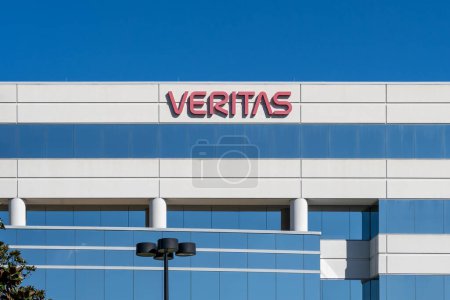 Téléchargez les photos : Lac Mary, Floride, États-Unis - 17 janvier 2022 : Fermeture de l'enseigne Veritas sur leur immeuble de bureaux. Veritas Technologies, LLC. est une société de logiciels américaine. - en image libre de droit