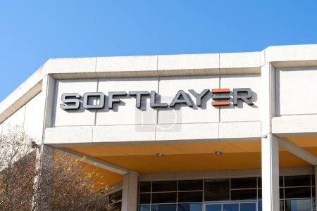Foto de Houston, TX, Estados Unidos - 27 de febrero de 2022: SoftLayer firma en el edificio de su oficina en Houston, Texas, Estados Unidos. SoftLayer es la base de IBM Cloud. - Imagen libre de derechos