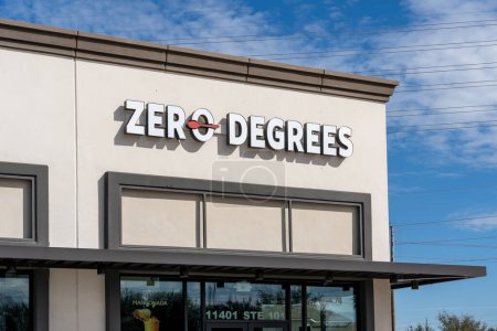 Téléchargez les photos : Pearland, Texas, États-Unis - 19 février 2022 : Panneau "Zéro degré" sur le bâtiment. Zero Degrees est une chaîne de fast-food fusion hispano-asiatique. - en image libre de droit
