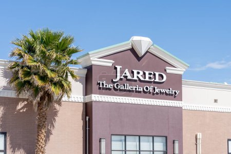 Foto de Pearland, Texas, EE.UU. - 19 de febrero de 2022: A Jared The Galleria Of Jewelry store in Pearland, Texas, USA. Jared The Galleria Of Jewelry es una joyería propiedad de Signet Jewelers Limited. - Imagen libre de derechos