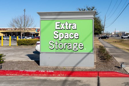 Téléchargez les photos : Pearland, Texas, États-Unis - 14 février 2022 : Panneau d'aire de stockage extra-spatial. Extra Space Storage est une fiducie de placement immobilier qui investit dans des unités de self-stockage. - en image libre de droit
