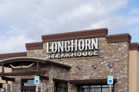 Foto de Orlando, FL, Estados Unidos - 16 de febrero de 2022: Primer plano del letrero del restaurante LongHorn Steakhouse en el edificio. LongHorn Steakhouse es una cadena de restaurantes casuales estadounidenses. - Imagen libre de derechos