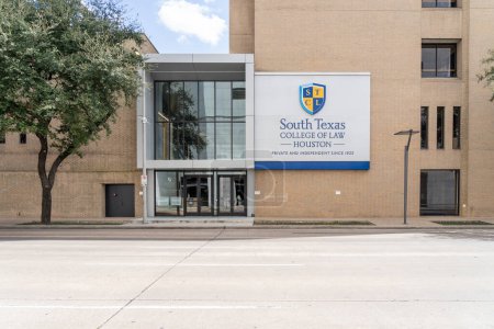 Téléchargez les photos : Houston, TX, États-Unis - 13 mars 2022 : L'entrée du South Texas College of Law Houston est indiquée, TX, États-Unis. South Texas College of Law Houston est une école de droit privé. - en image libre de droit