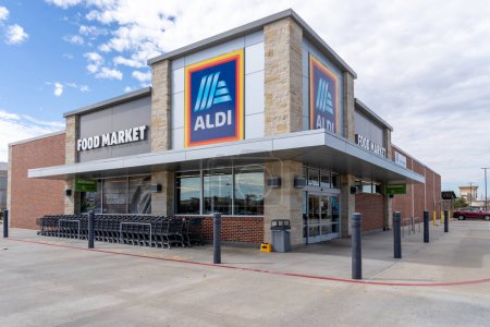 Photo for Pearland, Texas, USA - February 19, 2022: An Aldi store in Pearland, Texas, USA. Aldi is the common brand of two German family-owned discount supermarket chains. - Royalty Free Image