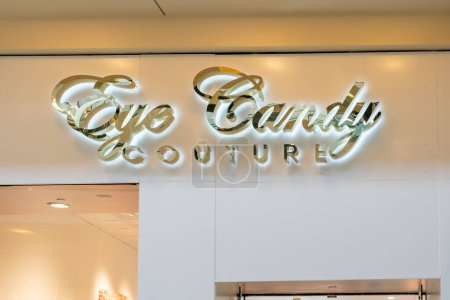 Téléchargez les photos : Houston, Texas, États-Unis - 25 février 2022 : Gros plan sur une enseigne du magasin Eye Candy Couture dans un centre commercial. Eye Candy Couture est un magasin de vêtements pour femmes. - en image libre de droit