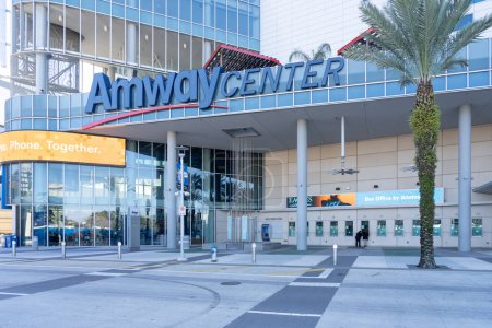Foto de Orlando, Florida, Estados Unidos - 20 de enero de 2022: Amway Center en Orlando, Florida, Estados Unidos. Amway Center es una arena cubierta ubicada en el centro de Orlando. - Imagen libre de derechos