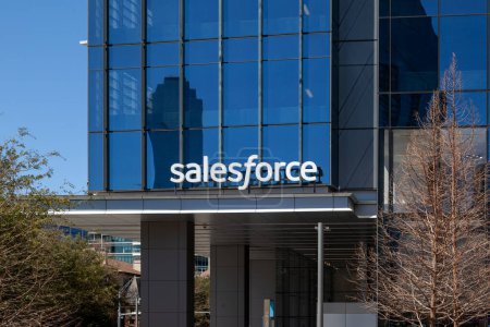 Foto de Dallas, Texas, Estados Unidos - 20 de marzo de 2022: La entrada al edificio de oficinas de Salesforce en Dallas, Texas, Estados Unidos. Salesforce, Inc. es una compañía de software estadounidense basada en la nube. - Imagen libre de derechos