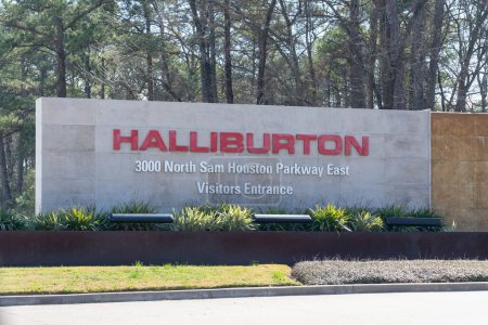 Foto de Houston, Texas, EE.UU. - 2 de marzo de 2022: Señal de tierra de Halliburton a la entrada de su sede en Houston. Halliburton Company es una compañía estadounidense de servicios petroleros. Uso editorial solamente. - Imagen libre de derechos