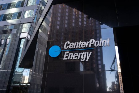 Foto de Houston, Texas, Estados Unidos - 27 de febrero de 2022: CenterPoint Energy firma en su sede en Houston, Texas, Estados Unidos. CenterPoint Energy, Inc. es una empresa estadounidense de suministro de energía. - Imagen libre de derechos