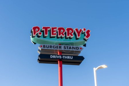 Téléchargez les photos : Austin, Texas, États-Unis - 18 mars 2022 : Un stand de burgers P. Terry à Austin, Texas, États-Unis. P. Terry est une chaîne de hamburgers américains servant des hamburgers entièrement naturels et des frites fraîches coupées. - en image libre de droit
