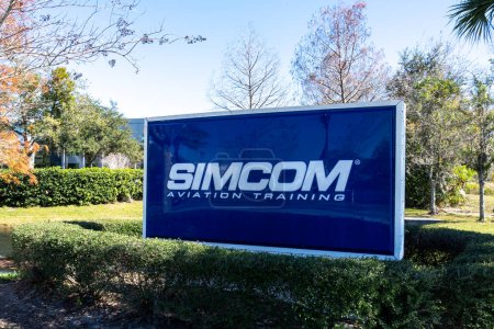 Foto de Orlando, Florida, USA - 29 de enero de 2022: SIMCOM Aviation Training ground sign in Orlando, Florida, USA. SIMCOM Aviation Training proporciona formación profesional en simuladores. - Imagen libre de derechos