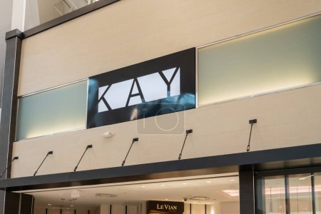 Foto de Orlando, Florida, Estados Unidos - 27 de enero de 2022: Primer plano del letrero de la tienda Kay Jewelers en un centro comercial en Orlando, Florida, Estados Unidos. Kay Jewelers es una cadena de joyería minorista. - Imagen libre de derechos