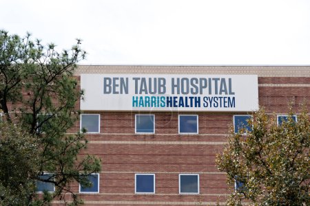 Téléchargez les photos : Houston, TX, États-Unis - 9 mars 2022 : Les hôpitaux Ben Taub signent sur le bâtiment du Texas Medical Center à Houston. L'hôpital Ben Taub est détenu et exploité par le système de santé Harris.. - en image libre de droit
