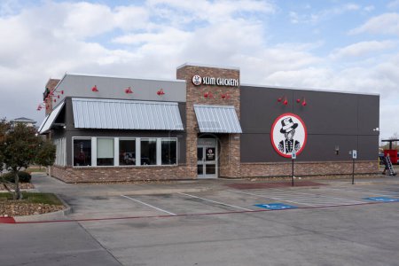 Foto de Pearland, Texas, Estados Unidos - 16 de febrero de 2022: Un restaurante Slim Chickens en Pearland, Texas, Estados Unidos. Slim Chickens es una cadena de restaurantes de comida rápida y casual. - Imagen libre de derechos