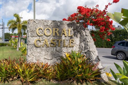 Foto de Homestead, FL, USA - 1 de enero de 2022: El letrero del Coral Castle Museum se muestra en Homestead cerca de Miami, FL, USA, una estructura de piedra caliza oolita creada por el excéntrico letón-americano Edward Leedskalnin. - Imagen libre de derechos