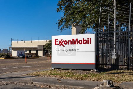 Foto de Baton Rouge, Louisiana, Estados Unidos - 13 de febrero de 2022: ExxonMobil Baton Rouge Refinery facility in Baton Rouge, Louisiana, Estados Unidos. ExxonMobil, es una multinacional estadounidense de petróleo y gas. - Imagen libre de derechos