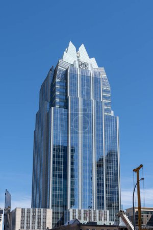 Téléchargez les photos : Austin, Texas, USA - 18 mars 2022 : Frost Bank Tower à Austin, Texas, USA. Frost Bank est une banque à charte texane. - en image libre de droit