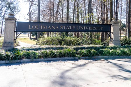 Foto de Baton Rouge, Louisiana, EE.UU. Febrero 13, 2022: Louisiana State University sign at the campus in Baton Rouge, Louisiana, USA. Louisiana State University es una universidad pública de investigación de la tierra-subvención. - Imagen libre de derechos