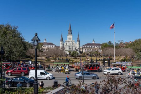 Foto de Nueva Orleans, Luisiana, EE.UU. - 12 de febrero de 2022: Vista de la calle fuera de Jackson Square en Nueva Orleans, Luisiana, Estados Unidos. Jackson Square es un parque histórico en el Barrio Francés de Nueva Orleans. - Imagen libre de derechos