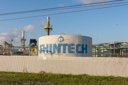 Foto de Freeport, TX, USA - 5 de marzo de 2022: Shintech firma en el tanque en sus instalaciones en Freeport, TX, USA. Shintech Inc. es el mayor productor mundial de cloruro de polivinilo (PVC)). - Imagen libre de derechos