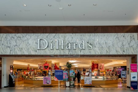 Téléchargez les photos : Orlando, Floride, États-Unis - 27 janvier 2022 : Magasin Dillard dans un centre commercial à Orlando, Floride, États-Unis. Dillard est une chaîne américaine de grands magasins - en image libre de droit