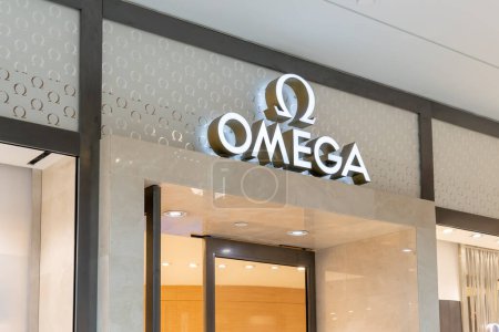 Téléchargez les photos : Houston, Texas, États-Unis - 25 février 2022 : Une enseigne Omega apparaît dans un centre commercial. Omega SA est un horloger de luxe suisse. - en image libre de droit