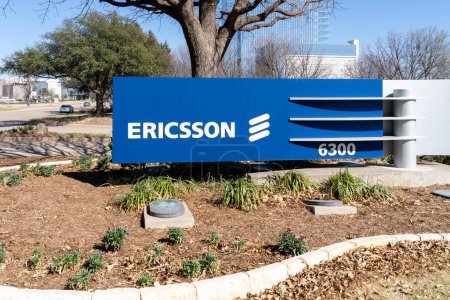 Foto de Plano, Texas, Estados Unidos - 19 de marzo de 2022: Ericsson firma en su sede en América del Norte en Plano, Texas, Estados Unidos. Ericsson es una multinacional sueca de redes y telecomunicaciones.. - Imagen libre de derechos