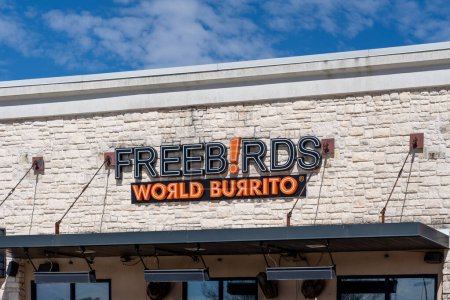 Foto de Pearland, Texas, EE.UU. - 19 de febrero de 2022: Primer plano del cartel del restaurante Freebirds World Burrito en el edificio. Freebirds World Burrito es una cadena regional de restaurantes de burritos casuales rápidos. - Imagen libre de derechos