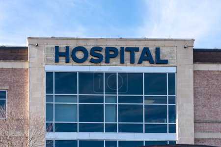Téléchargez les photos : Gros plan de l'enseigne de l'hôpital sur le bâtiment. - en image libre de droit