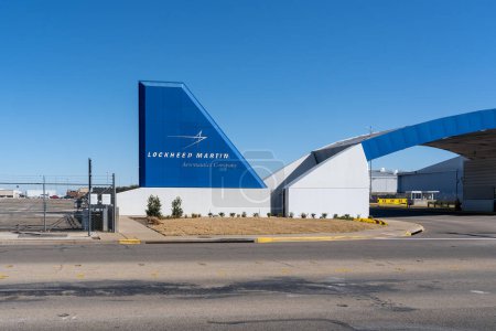 Foto de Fort Worth, TX, Estados Unidos - 19 de marzo de 2022: La firma de Lockheed Martin Aeronautics Company en sus instalaciones en Fort Worth, TX, Estados Unidos. Lockheed Martin es una corporación americana. - Imagen libre de derechos