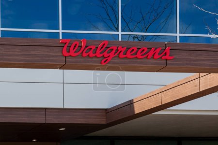 Téléchargez les photos : Deerfield, Illinois, États-Unis - 27 mars 2022 : Walgreens signe à son siège social à Deerfield, Illinois, États-Unis. Walgreen Company est une société américaine qui exploite une chaîne de pharmacies. - en image libre de droit