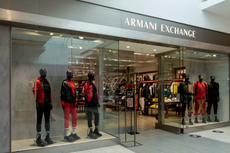 Téléchargez les photos : Orlando, Floride, USA - 27 janvier 2022 : Armani Exchange store at a mall in Orlando, Florida, USA. Armani Exchange est une sous-marque d'Armani spécialisée dans les vêtements plus accessibles.. - en image libre de droit