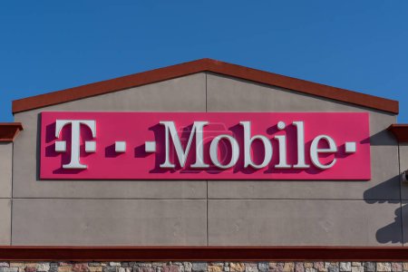 Téléchargez les photos : Pearland, TX, États-Unis - 10 février 2022 : Gros plan de T-Mobile sur le bâtiment. T-Mobile US est un opérateur de réseau sans fil américain détenu majoritairement par une société allemande de télécommunications. - en image libre de droit