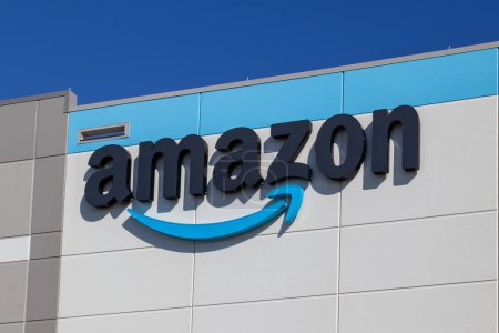 Foto de Channahon, Illinois, Estados Unidos - 27 de marzo de 2022: Primer plano del letrero del logotipo de Amazon en el edificio de su almacén en Channahon, Illinois, Estados Unidos. Amazon.com, Inc. es una empresa multinacional estadounidense de tecnología. - Imagen libre de derechos