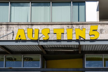 Foto de Houston, Texas, Estados Unidos - 19 de febrero de 2022: Austin 5 letrero de la tienda se muestra en la entrada de una tienda en Pearland Town Center en Houston, Texas, Estados Unidos. Austin 5 es una tienda de ropa . - Imagen libre de derechos