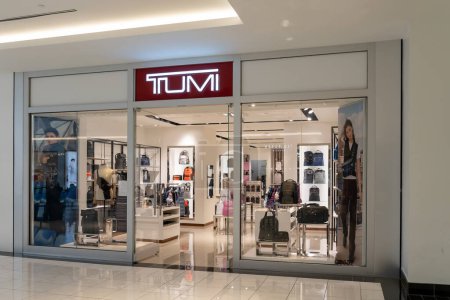 Foto de Houston, Texas, Estados Unidos - 25 de febrero de 2022: Tienda Tumi en un centro comercial. Tumi Holdings, Inc., es un fabricante de maletas y bolsas de alta gama para viajes. - Imagen libre de derechos