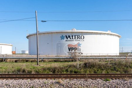 Foto de Texas City, TX, Estados Unidos - 12 de marzo de 2022: El cartel de Valero en el tanque de petróleo. Valero Energy Corporation es un fabricante y comercializador de combustibles para el transporte, otros productos petroquímicos y energía. - Imagen libre de derechos