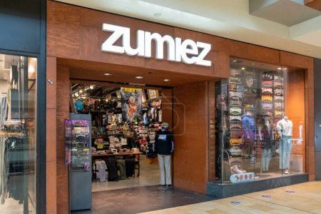 Foto de Houston, Texas, Estados Unidos - 25 de febrero de 2022: Zumiez store is seen in a shopping mall. Zumiez Inc. es una tienda de ropa especializada multinacional estadounidense. - Imagen libre de derechos