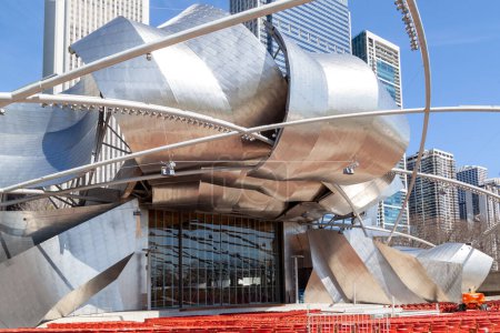 Téléchargez les photos : CHICAGO - 15 MAI : Jay Pritzker Pavilion un amphithéâtre extérieur le 15 mai 2009 à Millennium Park, Chicago, Illinois. Conçu par Frank O. Gehry, est la maison de l'Orchestre symphonique Grant Park - en image libre de droit