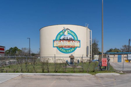 Téléchargez les photos : Pearland, Texas, USA - 10 mars 2022 : City of Pearland Water Tower à Pearland, Texas, USA. La ville de Pearland est une ville principale dans le HoustonThe WoodlandsSugar Land région métropolitaine. - en image libre de droit