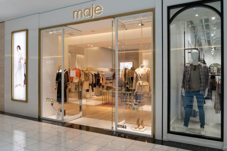 Foto de Houston, Texas, EE.UU. - 25 de febrero de 2022: Primer plano del letrero de la tienda Maje en un centro comercial. Maje es una marca de ropa con sede en París. - Imagen libre de derechos