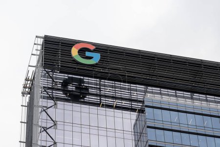 Foto de Austin, Texas, Estados Unidos - 17 de marzo de 2022: G Logo on the Google office Building in Austin, Texas, Estados Unidos. Google LLC es una empresa multinacional estadounidense de tecnología. - Imagen libre de derechos