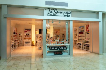 Foto de Houston, TX, USA - 3 de marzo de 2022: La Savonnerie Divine store at a shopping mall in Houston, TX, USA. La Savonnerie Divine es una tienda de cosméticos. - Imagen libre de derechos