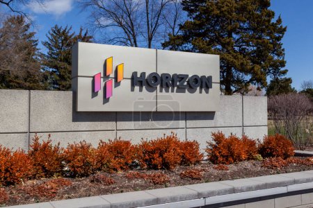 Foto de Deerfield, Illinois, Estados Unidos - 27 de marzo de 2022: Horizon sign se muestra en su sede en Deerfield, Illinois, Estados Unidos. Horizon Therapeutics plc es una empresa global de biotecnología. - Imagen libre de derechos