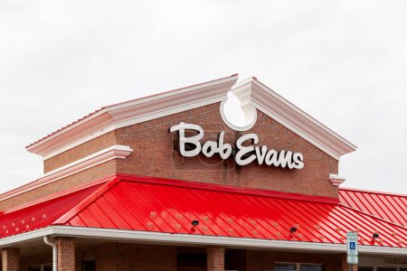 Téléchargez les photos : Lansing, Michigan, États-Unis - 30 mars 2022 : Panneau de restaurant Bob Evans sur le bâtiment à East Lansing, MI, États-Unis. Bob Evans Restaurants est une chaîne américaine de restaurants. - en image libre de droit