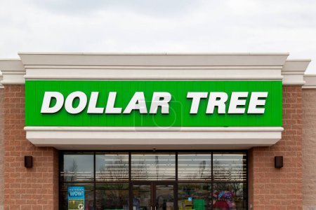 Téléchargez les photos : Lansing, Michigan, États-Unis - 30 mars 2022 : Panneau d'un magasin Dollar Tree sur le bâtiment. Dollar Tree est une chaîne américaine multi-prix-point de magasins de variétés discount. - en image libre de droit