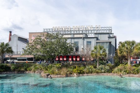 Téléchargez les photos : Orlando, Floride, USA - 28 janvier 2022 : Chapiteau de Springs Bottling Co. sur le bâtiment de Disney Springs à Orlando, Floride, USA. Ce panneau représente l'histoire de Disney Springs. - en image libre de droit